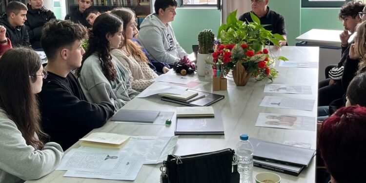 Στην αίθουσα της βιβλιοθήκης/αναγνωστηρίου του 1ου Γενικού Λυκείου Αγρινίου φιλοξενήθηκε ο Βασίλης Παπασάικας