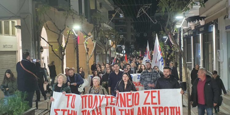 Ε.Κ. Αγρινίου: Συγκέντρωση και πορεία για την 52η επέτειο του Πολυτεχνείου (βίντεο – φωτο)
