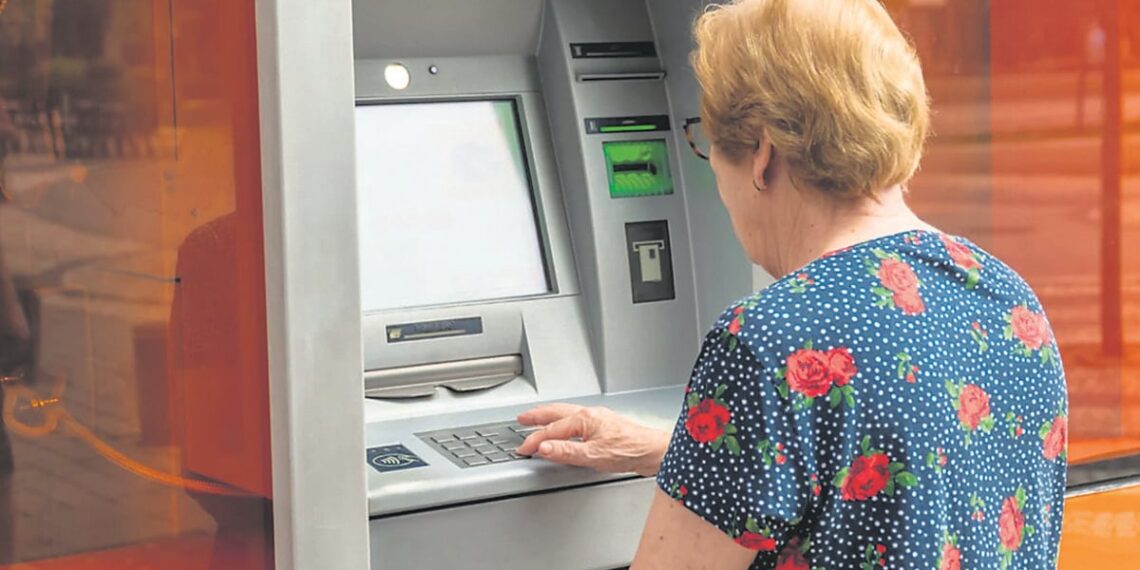 Συντάξεις: Τι ώρα θα μπει το 250αρι στους λογαριασμούς των δικαιούχων – Ποιοι το παίρνουν