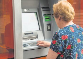 Συντάξεις: Τι ώρα θα μπει το 250αρι στους λογαριασμούς των δικαιούχων – Ποιοι το παίρνουν