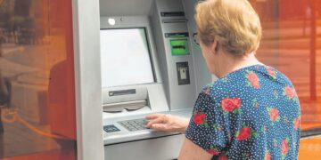 Συντάξεις: Τι ώρα θα μπει το 250αρι στους λογαριασμούς των δικαιούχων – Ποιοι το παίρνουν