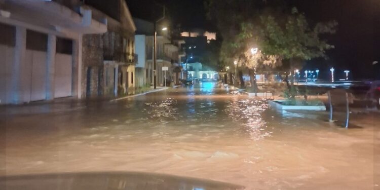 Βόνιτσα: Την «έπνιξε» η κακοκαιρία – Δεκάδες αντλήσεις και κλήσεις στην Πυροσβεστική