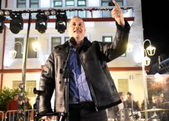 Σε χριστουγεννιάτικη ατμόσφαιρα η φωταγώγηση του δέντρου στο Μεσολόγγι