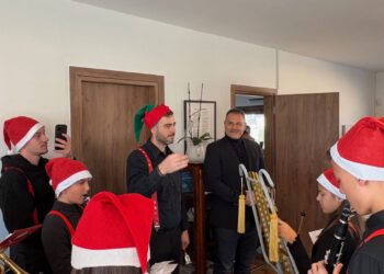 Πρωτοχρονιάτικα κάλαντα από τη Φιλαρμονική «Ιωσήφ Ρωγών» στο Δημαρχείο Μεσολογγίου