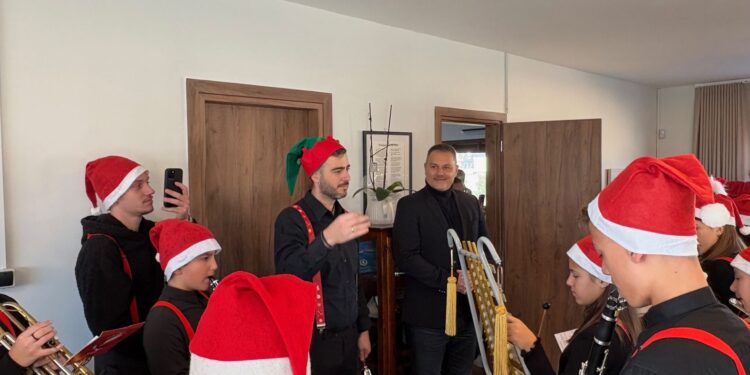 Πρωτοχρονιάτικα κάλαντα από τη Φιλαρμονική «Ιωσήφ Ρωγών» στο Δημαρχείο Μεσολογγίου