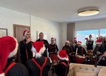 Χριστουγεννιάτικες νότες από τη Φιλαρμονική «Ιωσήφ Ρωγών» στο Δημαρχείο Ιερής Πόλης Μεσολογγίου