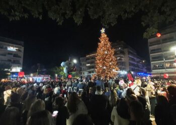 Άναψε το Χριστουγεννιάτικο δέντρο – Σε γιορτινούς ρυθμούς το Αγρίνιο! (φωτο – βίντεο)