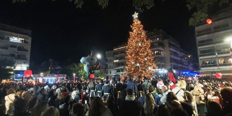Άναψε το Χριστουγεννιάτικο δέντρο – Σε γιορτινούς ρυθμούς το Αγρίνιο! (φωτο – βίντεο)