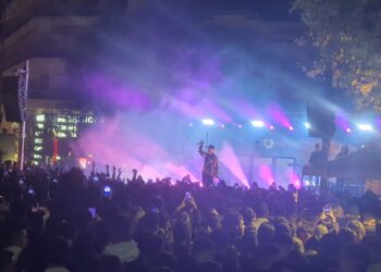 Αγρίνιο: Ρυθμός, κέφι και πλήθος κόσμου στη συναυλία με τον SASKE