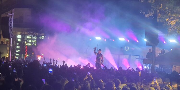 Αγρίνιο: Ρυθμός, κέφι και πλήθος κόσμου στη συναυλία με τον SASKE! (φωτο – βίντεο)