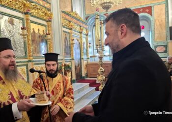 Ο Θανάσης Μαυρομμάτης κέρδισε το φλουρί στην κοπή της πρωτοχρονιάτικης πίτας της Μητρόπολης στο Μεσολόγγι