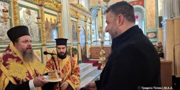 Ο Θανάσης Μαυρομμάτης κέρδισε το φλουρί στην κοπή της πρωτοχρονιάτικης πίτας της Μητρόπολης στο Μεσολόγγι