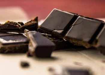 Μαύρη σοκολάτα: Πώς βοηθά στην επιβράδυνση της γήρανσης
