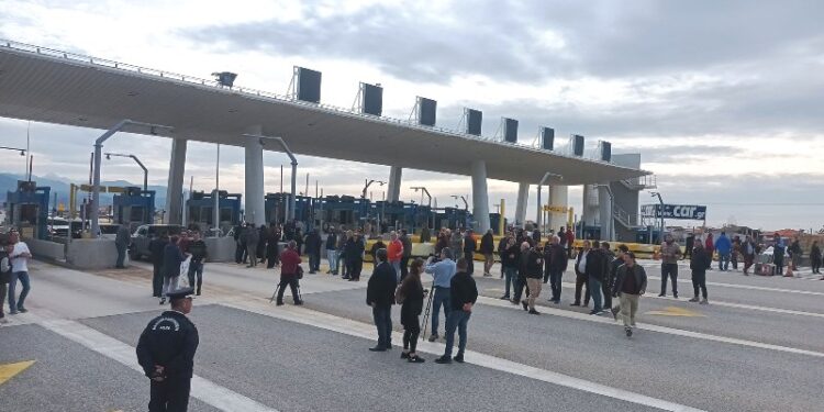 Αιτωλοακαρνανία: Οι αγρότες ανοίγουν τα διόδια της Γέφυρας Ρίου – Αντιρρίου, το πρωί της Τετάρτης (βιντεο)