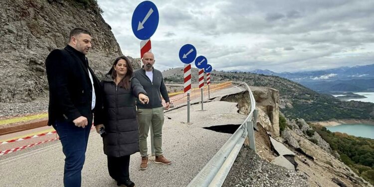 Υποχώρησε τμήμα του οδοστρώματος από Αλευράδα προς Γέφυρα Τατάρνας- Αυτοψία Μαυρομμάτη