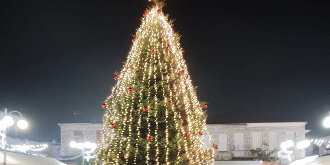 Φωταγώγηση χριστουγεννιάτικου δέντρου στο Δήμο Θέρμου υπό βροχή , αλλά με ζεστή ατμόσφαιρα