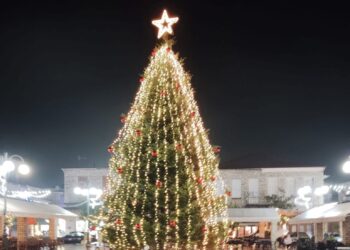Φωταγώγηση χριστουγεννιάτικου δέντρου στο Δήμο Θέρμου υπό βροχή , αλλά με ζεστή ατμόσφαιρα