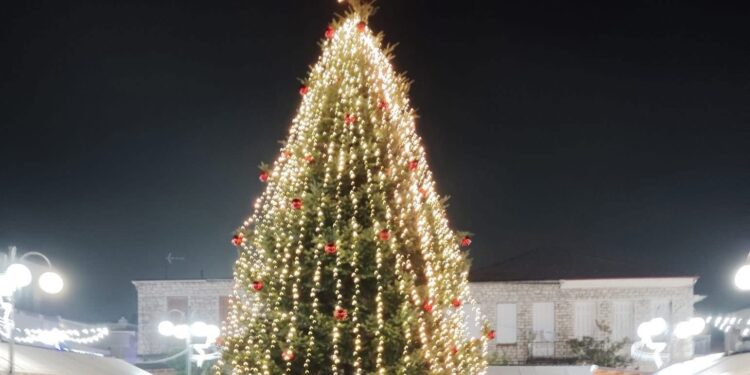 Φωταγώγηση χριστουγεννιάτικου δέντρου στο Δήμο Θέρμου υπό βροχή , αλλά με ζεστή ατμόσφαιρα