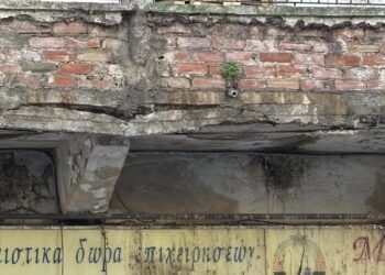 Αγρίνιο: Ποιος τυχερός θα φάει την πινακίδα ή τον σοβά στο κεφάλι;