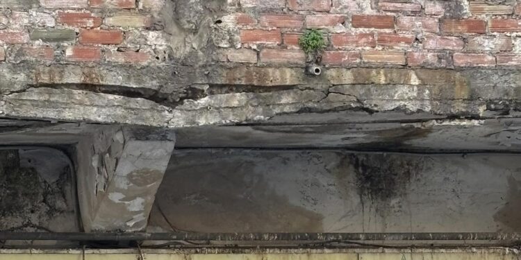 Αγρίνιο: Ποιος τυχερός θα φάει την πινακίδα ή τον σοβά στο κεφάλι;