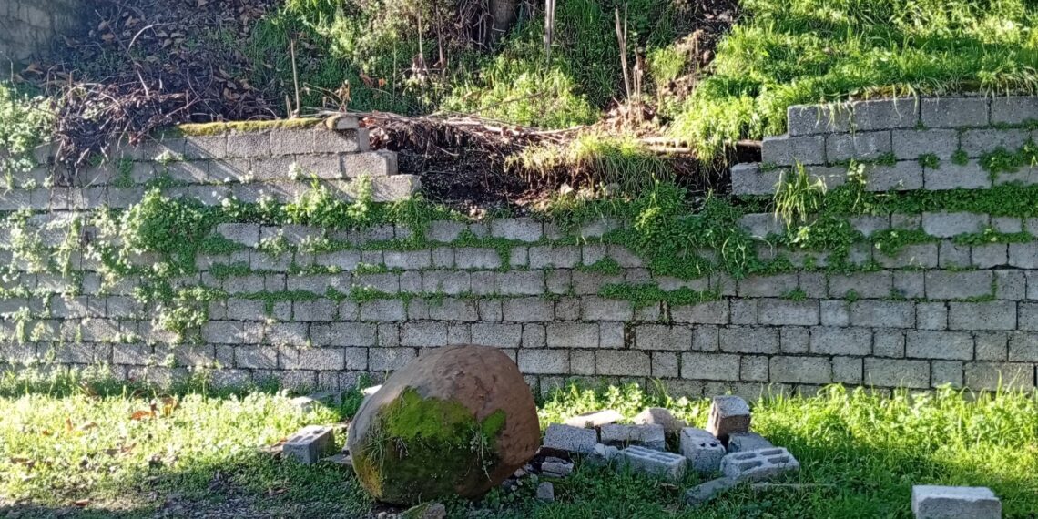 Βράχος  έπεσε στο προαύλιο του δημοτικού Άνω Κερασόβου-Άμεση παρέμβαση του δήμου