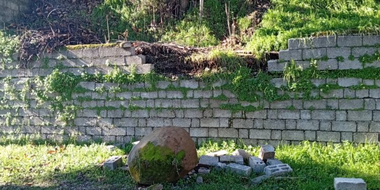 Βράχος  έπεσε στο προαύλιο του δημοτικού Άνω Κερασόβου-Άμεση παρέμβαση του δήμου