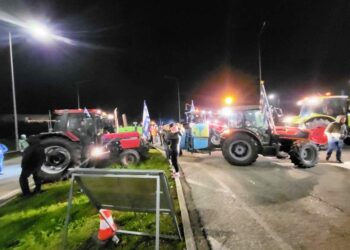 Οι αγρότες “έκοψαν” στα δύο την Αιτωλοακαρνανία – Απέκλεισαν την εθνική οδό στο Χαλίκι για μία ώρα (φωτο – βίντεο)