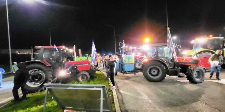 Οι αγρότες “έκοψαν” στα δύο την Αιτωλοακαρνανία – Απέκλεισαν την εθνική οδό στο Χαλίκι, ανοίγουν τα διόδια του Ακτίου το Σάββατο (φωτο – βίντεο)