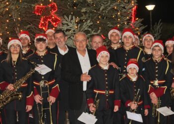 Με μουσική, χορό και δράσεις για τα παιδιά η φωταγώγηση του χριστουγεννιάτικου δέντρου στην κεντρική πλατεία Αμφιλοχίας