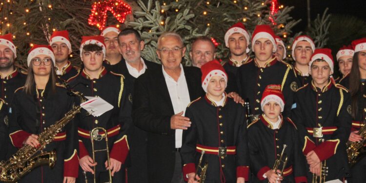 Με μουσική, χορό και δράσεις για τα παιδιά η φωταγώγηση του χριστουγεννιάτικου δέντρου στην κεντρική πλατεία Αμφιλοχίας