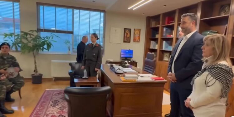 Με εορταστικές μελωδίες και χριστουγεννιάτικη διάθεση γέμισε σήμερα το γραφείο του Αντιπεριφερειάρχη Θανάση Μαυρομμάτη