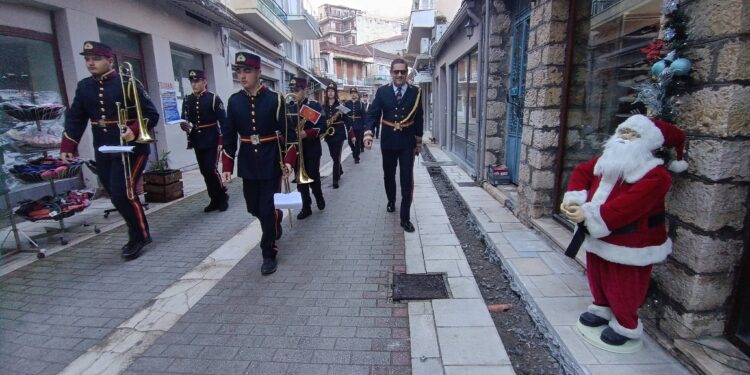 Τα κάλαντα της Πρωτοχρονιάς από την Δημοτική φιλαρμονική Αμφιλοχίας