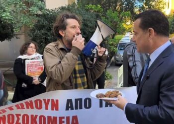 Αγωνιστική υποδοχή στον Γεωργιάδη που πήγε με μελομακάρονα στο «Έλενα Βενιζέλου»