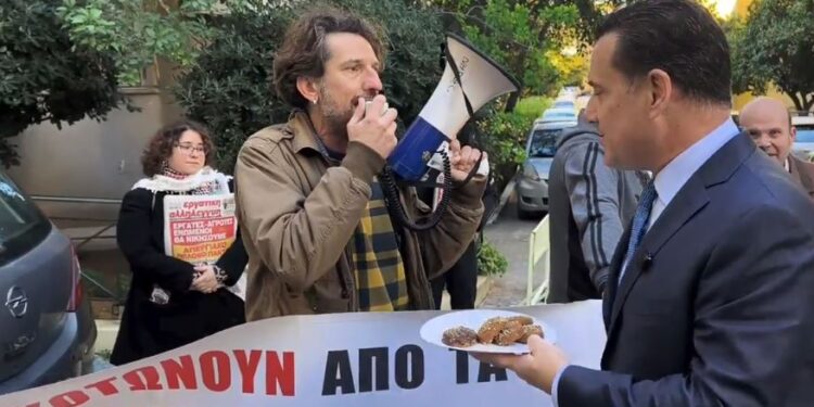 Αγωνιστική υποδοχή στον Γεωργιάδη που πήγε με μελομακάρονα στο «Έλενα Βενιζέλου»