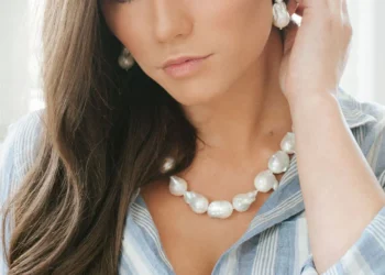 Πώς να συνδυάζετε κοσμήματα χωρίς να υπερφορτώνετε το outfit;