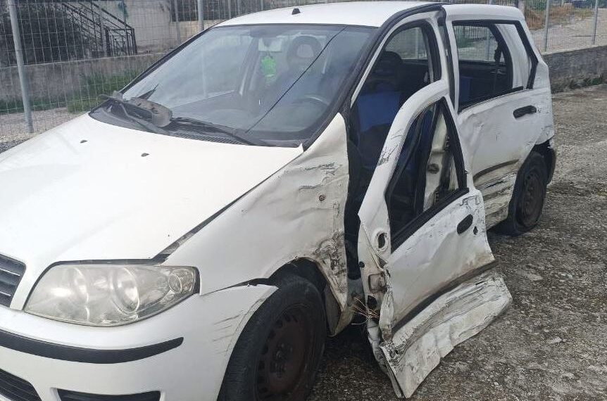 Αγρίνιο: Σμπαράλια έγινε αυτοκίνητο μετά από τροχαίο με εγκλωβισμό οδηγού (φωτο)