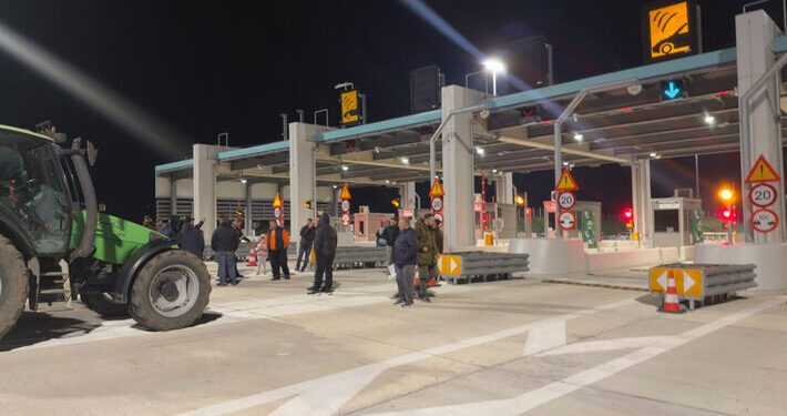 Το μπλόκο αγροτών της Βόνιτσας προχωρά σε άνοιγμα των διοδίων Ακτίου, το πρωί του Σαββάτου