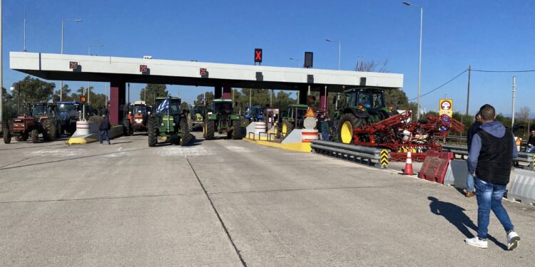 Οι αγρότες άνοιξαν σήμερα, Σάββατο τα διόδια Ακτίου-Όχι στη συνάντηση με Μητσοτάκη αποφάσισε το συντονιστικό