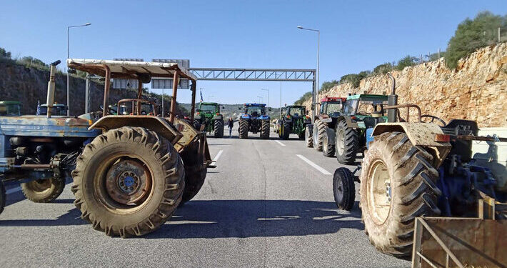 Βόνιτσα: Αποκλεισμός της Αμβρακίας Οδού και στα δύο ρεύματα από αγροτοκτηνοτρόφους (φωτο)