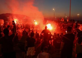 Εντυπωσιακή υποδοχή της αποστολής της ΑΕΚ στο Αγρίνιο