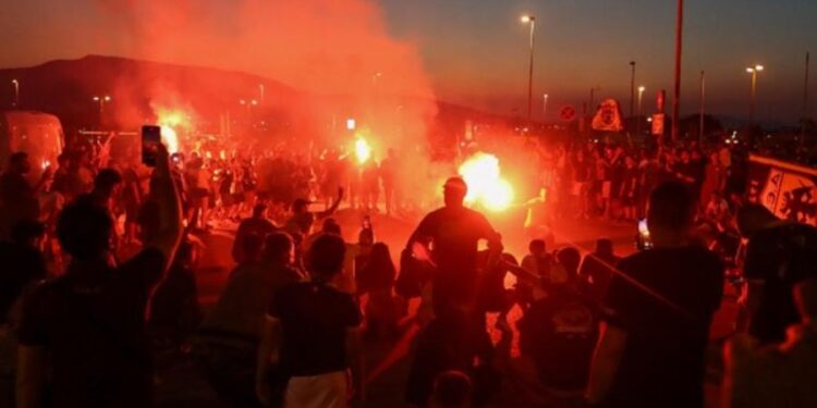 Εντυπωσιακή υποδοχή της αποστολής της ΑΕΚ στο Αγρίνιο