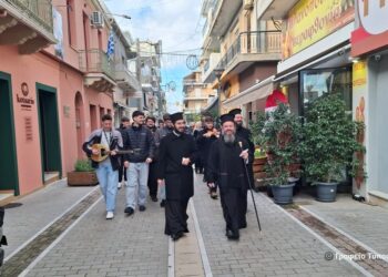 O Μητροπολίτης Δαμασκηνός στο κέντρο του Μεσολογγίου με τα στελέχη των κατασκηνωτικών περιόδων για ευχές και κάλαντα