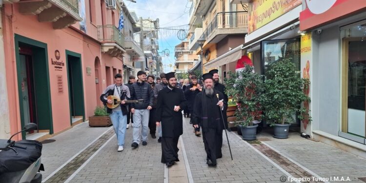 O Μητροπολίτης Δαμασκηνός στο κέντρο του Μεσολογγίου με τα στελέχη των κατασκηνωτικών περιόδων για ευχές και κάλαντα