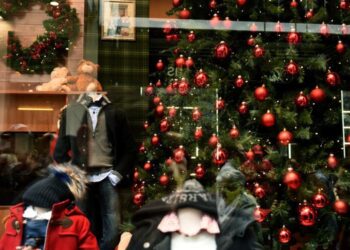 Χριστούγεννα 2025: Ξεκινά από αύριο (11/12) το εορταστικό ωράριο στα καταστήματα – Ποια Κυριακή θα είναι ανοιχτά
