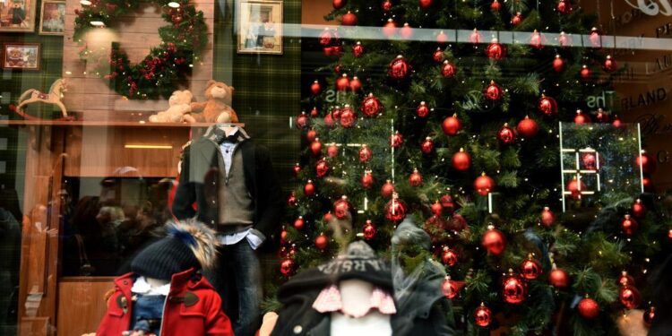 Χριστούγεννα 2025: Ξεκινά από αύριο (11/12) το εορταστικό ωράριο στα καταστήματα – Ποια Κυριακή θα είναι ανοιχτά