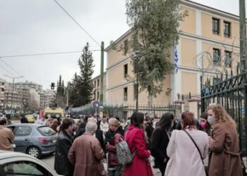 Συναγερμός στην Ευελπίδων: Τηλεφώνημα για βόμβα με προθεσμία 45 λεπτών