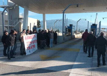 Άνοιξαν τα διόδια της γέφυρας Ρίου – Αντίρριου αγρότες της Αιτωλ/νίας και καλούν σε κλιμάκωση του αγώνα τους