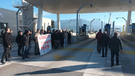Άνοιξαν τα διόδια της γέφυρας Ρίου – Αντίρριου αγρότες της Αιτωλ/νίας και καλούν σε κλιμάκωση του αγώνα τους