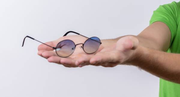 Αγρίνιο: Μπήκε λίγα λεπτά σε κατάστημα και ….του έκλεψαν τα γυαλιά!