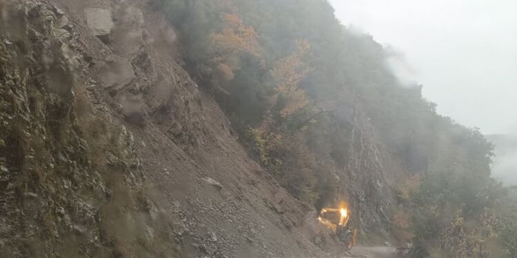 Προσοχή των οδηγών στον δρόμο από Χρυσοβίτσα προς Βαλτσόρεμα λόγω κατολισθήσεων